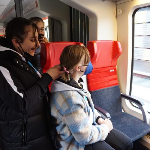 Alle dieselbe Frisur 