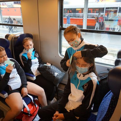 Frisur im Zug vervollständigen