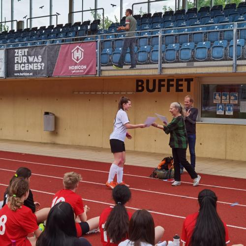 Die Urkunde wird von Georgina entgegengenommen