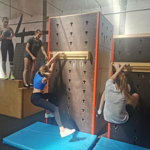 Erste  Kletterversuche