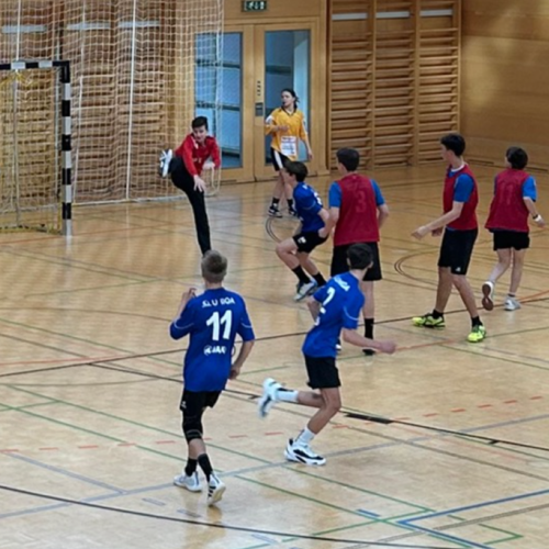 Paulinum Blau gegen Absam in Rot