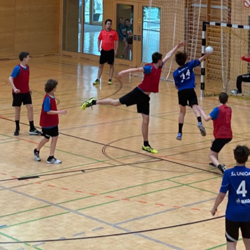 Paulinum Blau gegen Absam in Rot