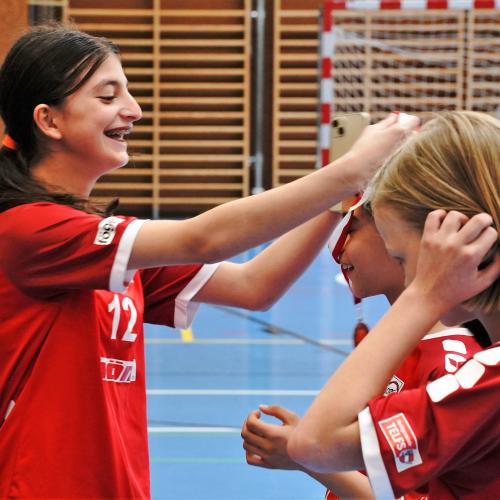 © ep Zeynep hilft bei der Medaillenvergabe
