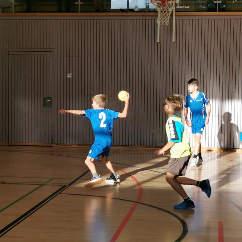 Burschen beim Angriff