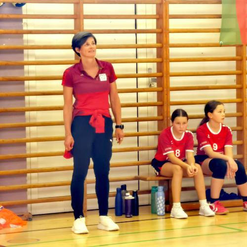 © ep | Bildquelle: mp | Urheber:in: mp Die Trainerin des BRG Telfs