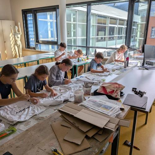 Fleißiges bemalen der T-Shirts