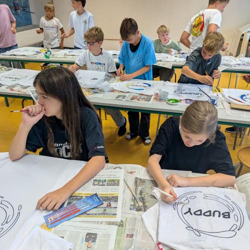 Hoch konzentriert beim Bemalen
