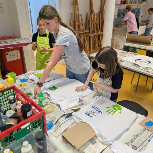 Florentina mit ihrem Buddykind beim Arbeiten