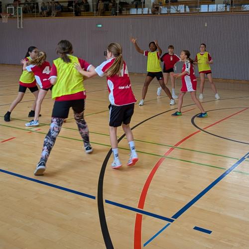 Angriff der zweiten Klassen Mädchen