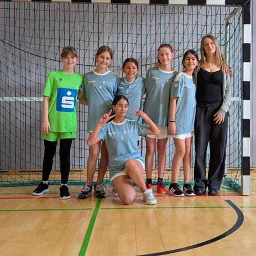 Mädchen aus den zweiten Klassen mit Trainerin