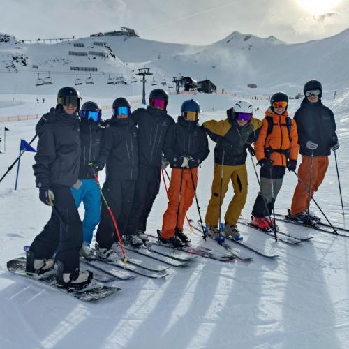 Jungs- Freestyle Gruppe im Goldenroof Park