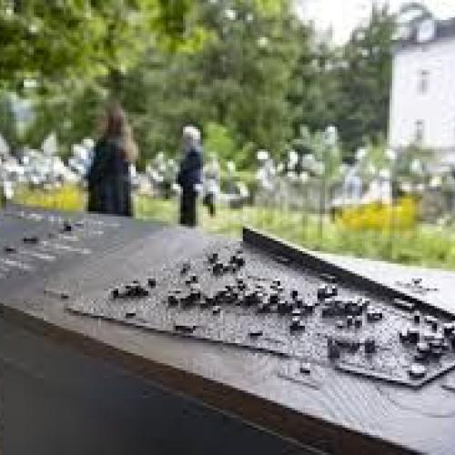 Gedenktafel für die 390 deportierten Opfer 