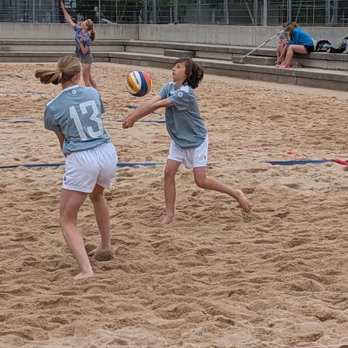 Florian und Ida kämpfen um den Ball