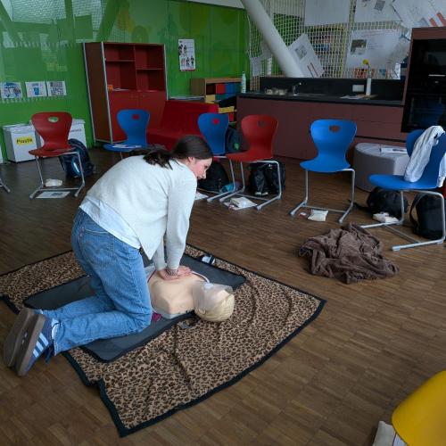 Wiederbelebung an einer Puppe