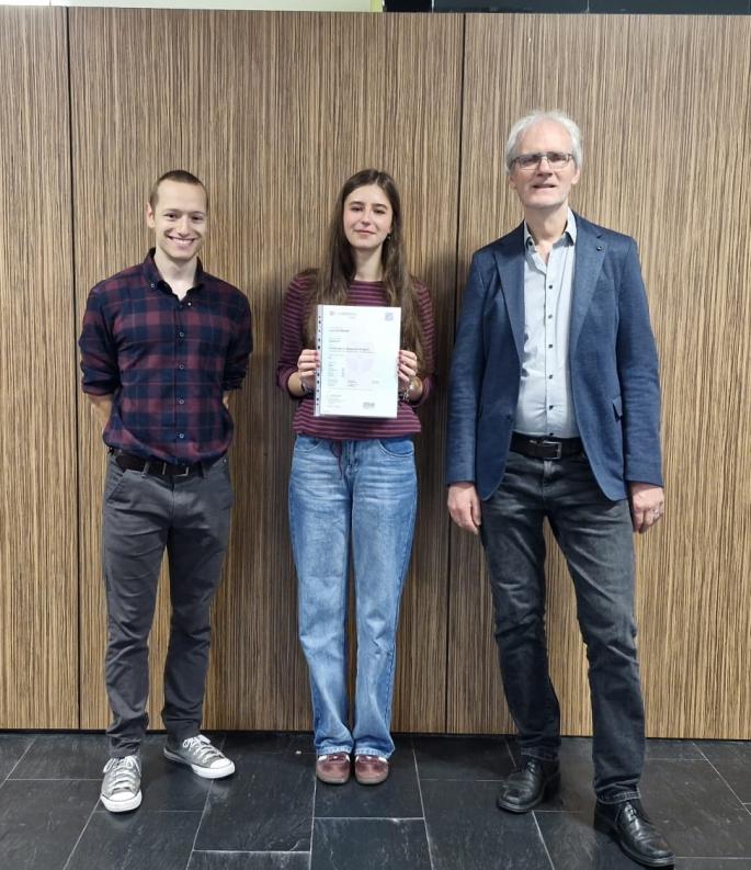 Fachlehrperson Nicolas Freiler, Schülerin Lisa Schwarz und Direktor Alfred Kerber