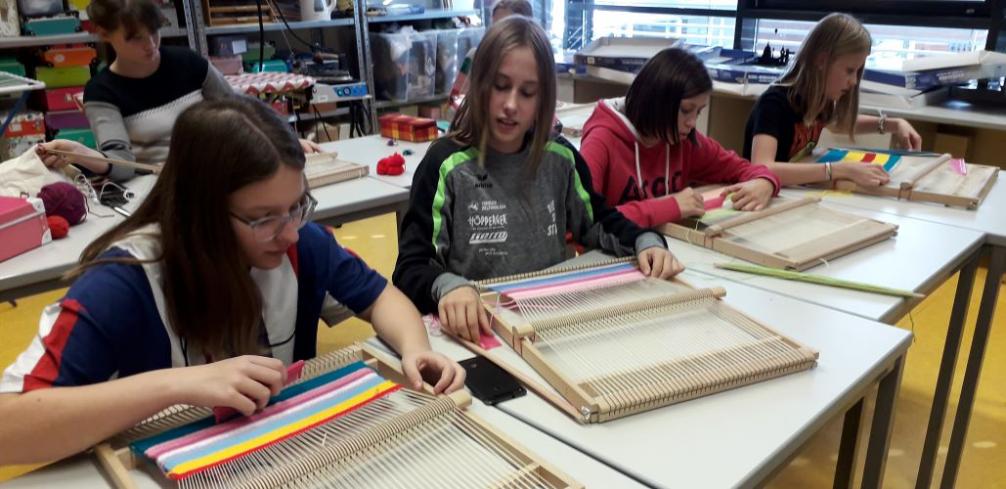 3a & 3b Klasse beim Handweben