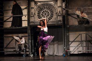 Esmeralda danse devant la cathédrale