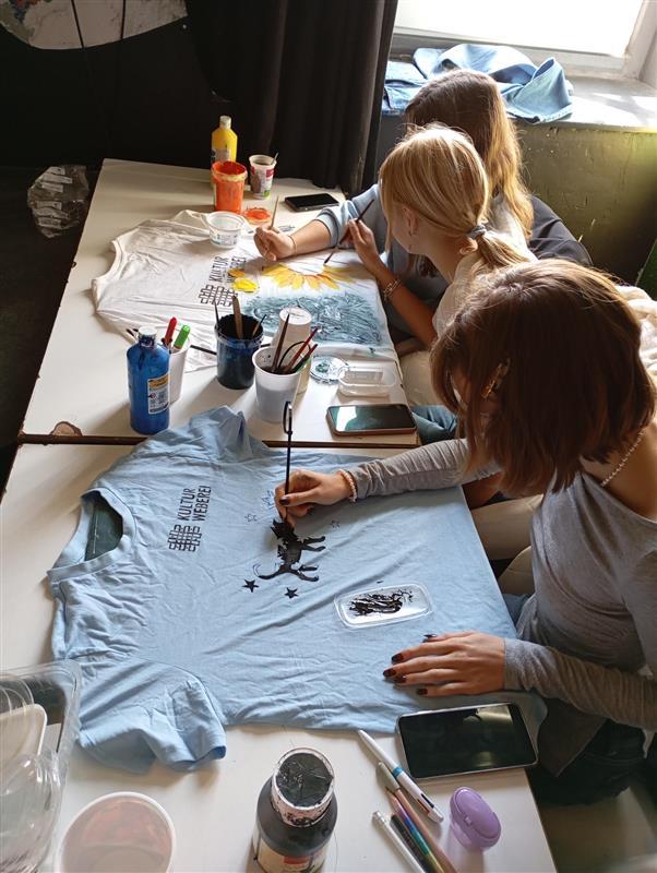 Kleiderbemalung in der Kulturweberei 2