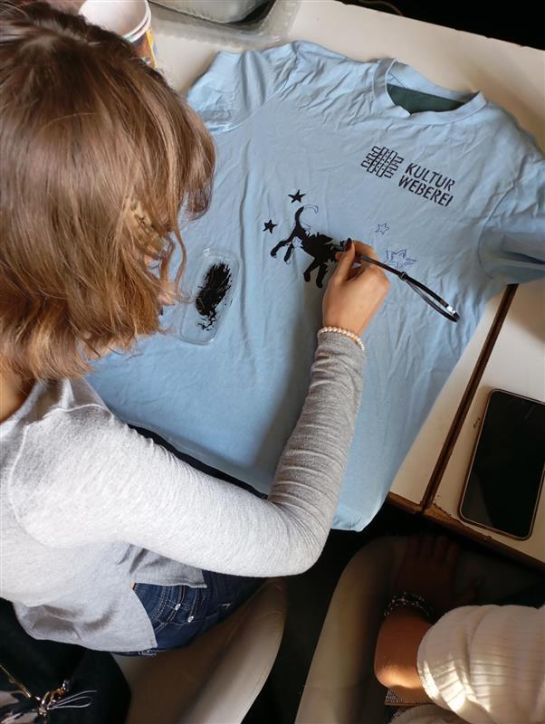 Kleiderbemalung in der Kulturweberei 5