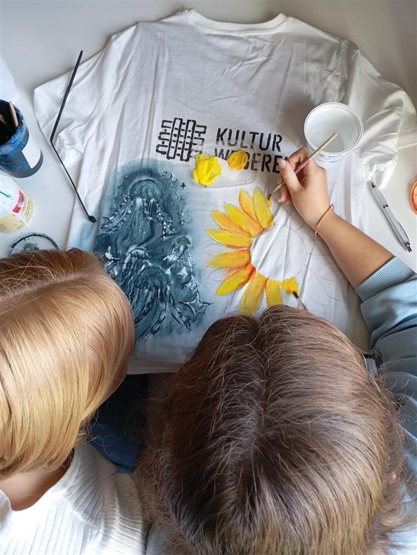 Kleiderbemalung in der Kulturweberei 3