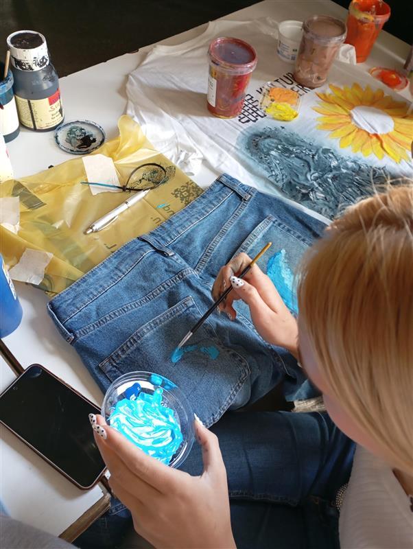 Kleiderbemalung in der Kulturweberei 4