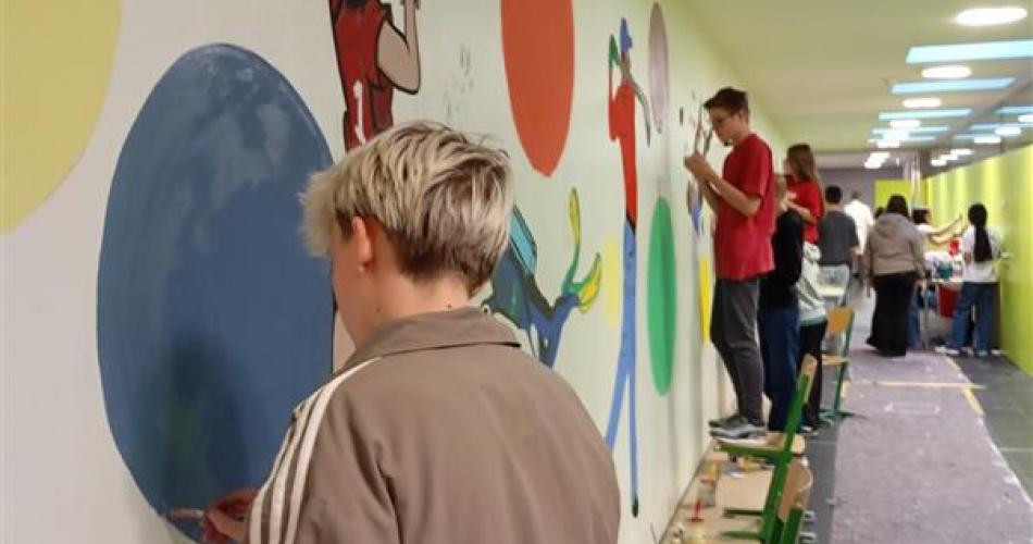 Im Rahmen der Kreativatelier-Tage haben die Kunstklassen 5b, 6b, 7b und 8b die Gestaltung einer Wand bei den Turnsälen auf der Seite des Gymnasiums Telfs übernommen.  Innerhalb von zwei Tagen malten die Schülerinnen und Schüler übergroße Spottfiguren auf die 40 Meter lange Wand.  Nun kann sich jeder daran erfreuen, wie diese lange, vorher leere Wand jetzt Freude ausstrahlt.   