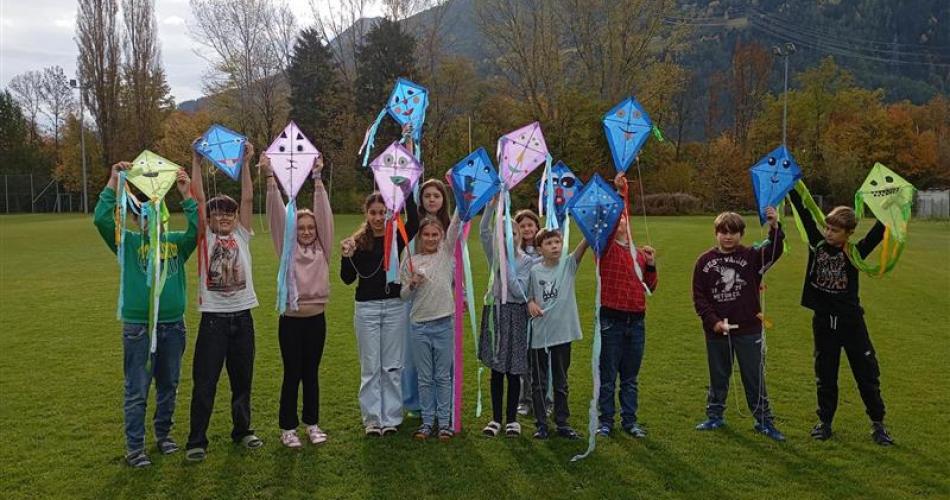 Unsere Jüngsten aus den Klassen 1b und 1c haben im Unterricht „TEDE” (Technik und Design) herbstlich gestaltet.  Das erste Thema war Winddrachen, das zweite Halloween.