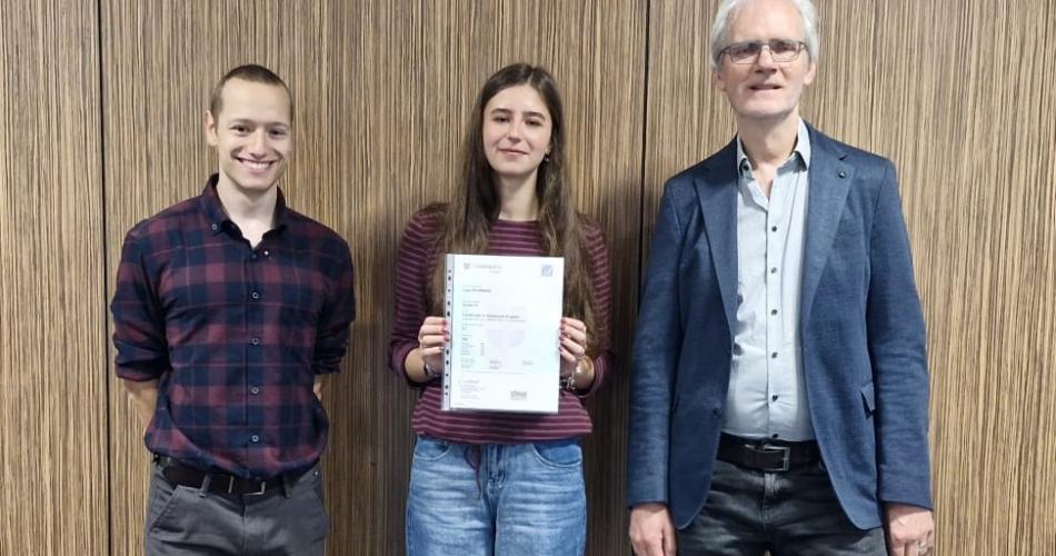 Fachlehrperson Nicolas Freiler, Schülerin Lisa Schwarz und Direktor Alfred Kerber