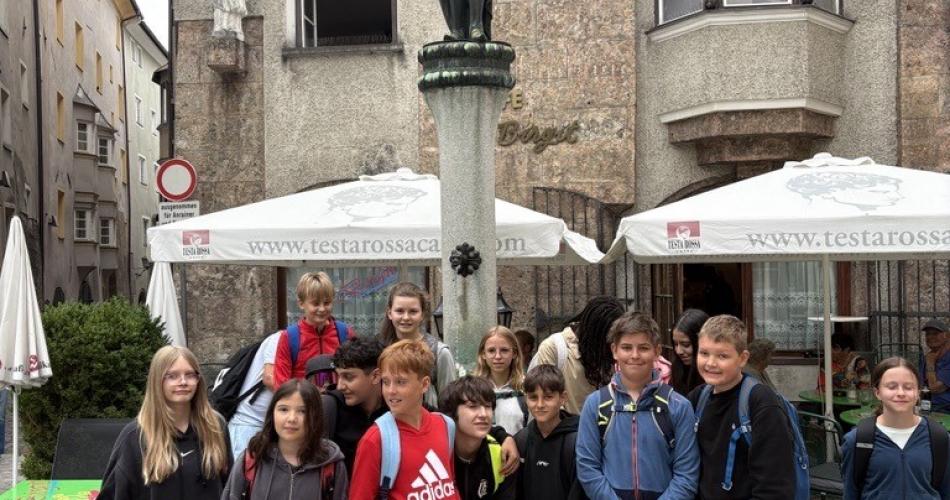 Vor der Statue Sigismund der Münzreiche