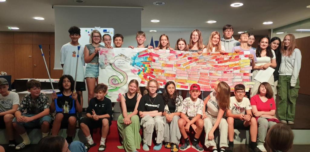 Siegerklasse 3B mit ihrem Plakat &quot;Der feuerspeiende Drache&quot;