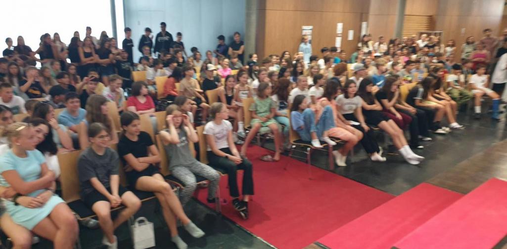 Schüler*innen der Unterstufe bei der Präsentation der Plakate