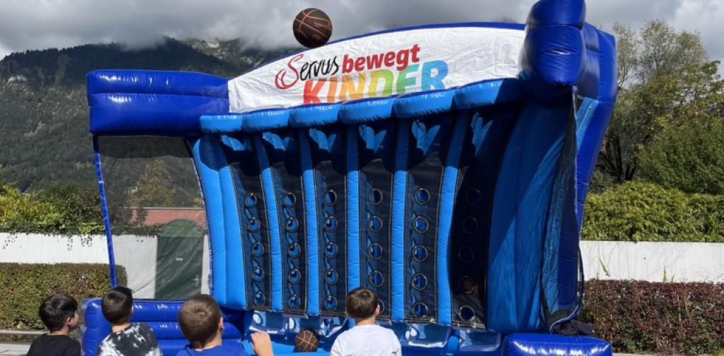 Servus bewegt Wer trifft den Korb?